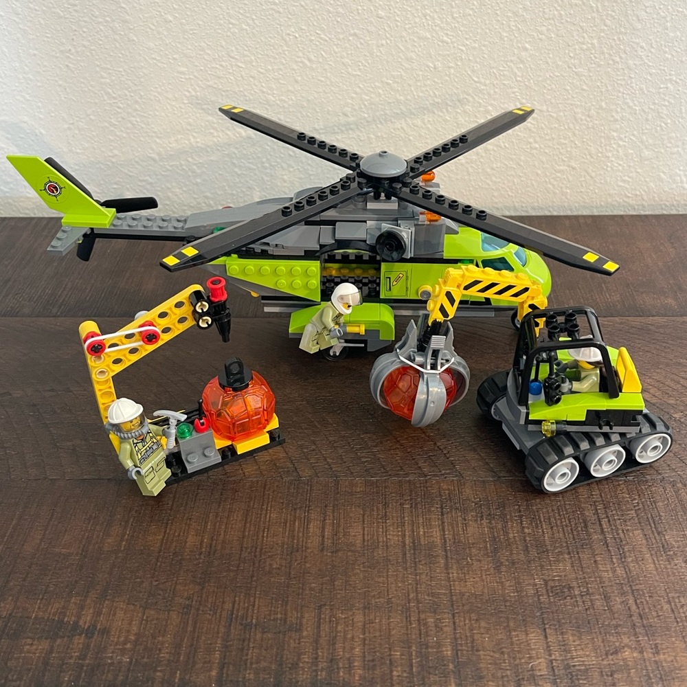 Lego City *RETIRED* 60123 Volcano Supply Helicopter 330 pcs Ages 7-12